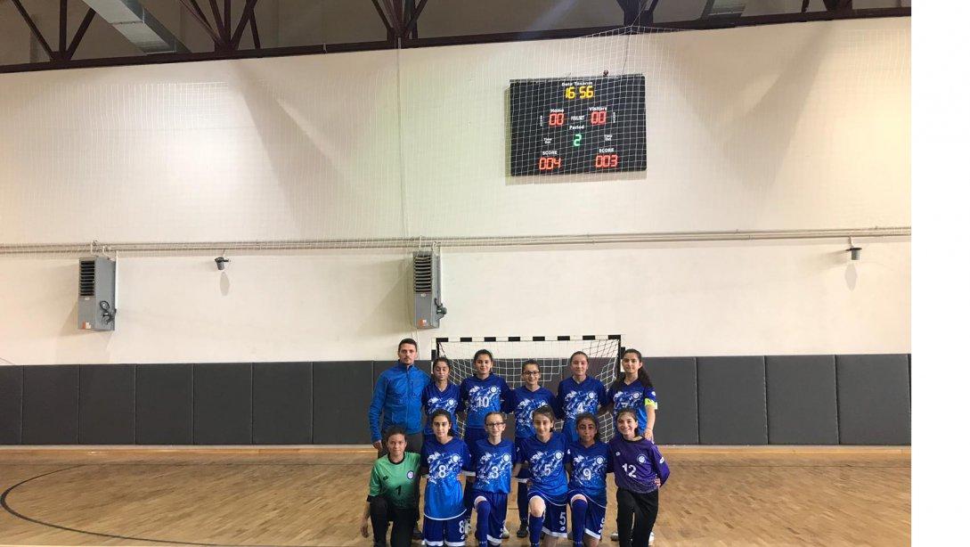 Şabanözü Şehit Murat Somuncu Ortaokulu, Kız Futsal Takımı Bölge Şampiyonasında Grup 2. oldu.