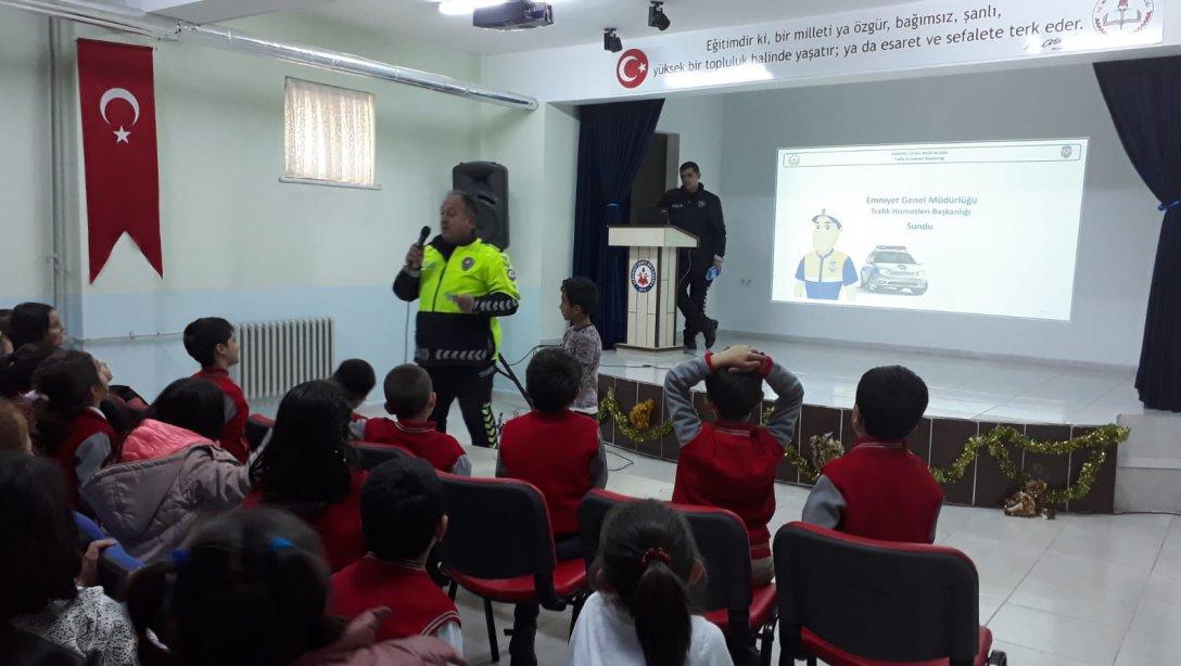 İlçemiz Şehitler İlkokulunda  Trafik Dedektifleri Eğitimi
