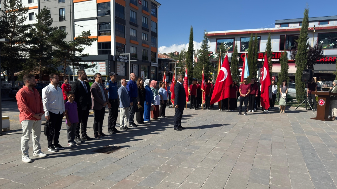 İlköğretim Haftası Kapsamında Atatürk Anıtında Çelenk Programı 